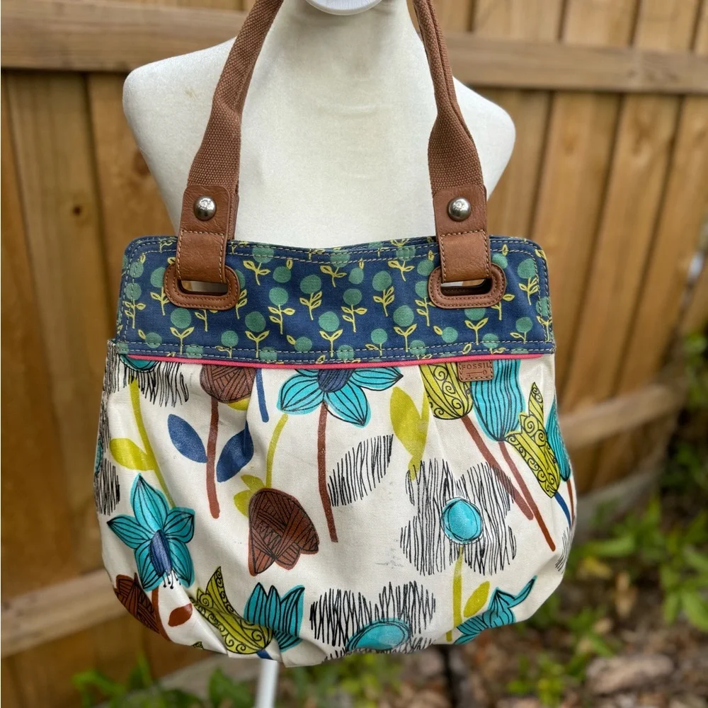 Fossil coated canvas large roomy shoulder bag in cream and blue.